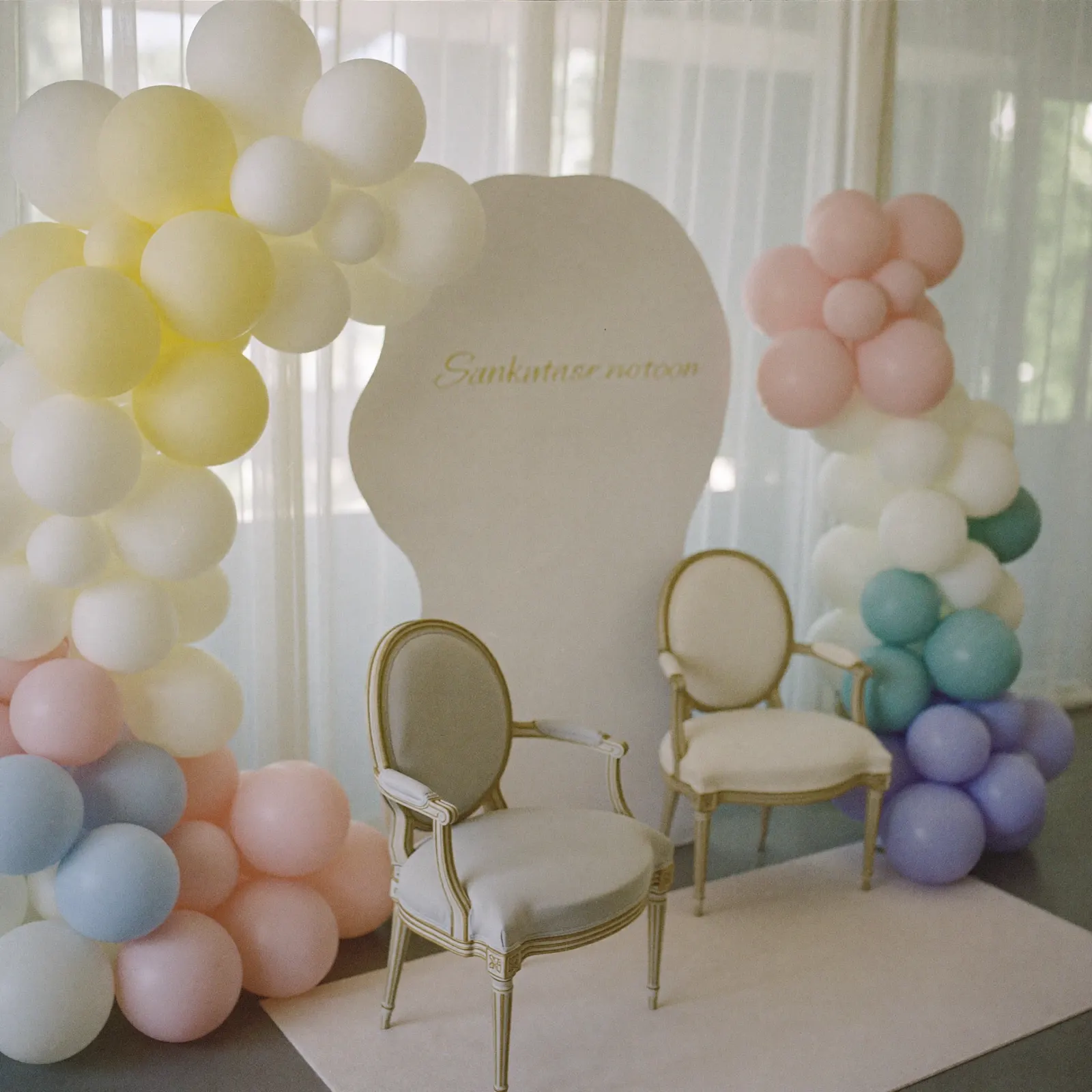 A graduation photo spot with a balloon arch